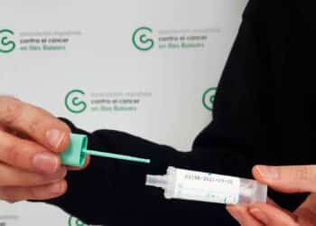 Kit de prueba de sangre oculta en heces para detectar precozmente el cáncer de colon en personas mayores de 50 años