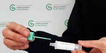 Kit de prueba de sangre oculta en heces para detectar precozmente el cáncer de colon en personas mayores de 50 años
