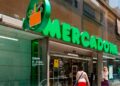 Exterior de un supermercado Mercadona en Logroño con dos clientas accediendo, contexto del despido por uso fraudulento de tarjeta