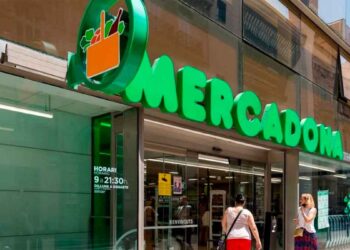 Exterior de un supermercado Mercadona en Logroño con dos clientas accediendo, contexto del despido por uso fraudulento de tarjeta