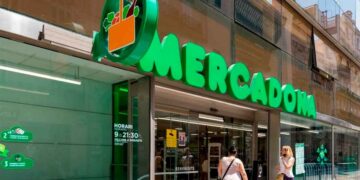 Exterior de un supermercado Mercadona en Logroño con dos clientas accediendo, contexto del despido por uso fraudulento de tarjeta