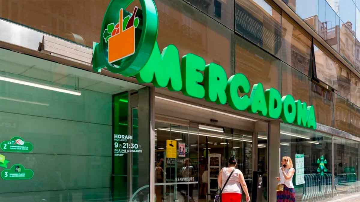 Exterior de un supermercado Mercadona en Logroño con dos clientas accediendo, contexto del despido por uso fraudulento de tarjeta