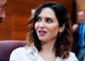 Responsable del Gobierno madrileño conversa durante un debate sobre la implantación del modelo EGB en los colegios