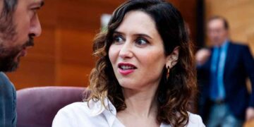 Responsable del Gobierno madrileño conversa durante un debate sobre la implantación del modelo EGB en los colegios