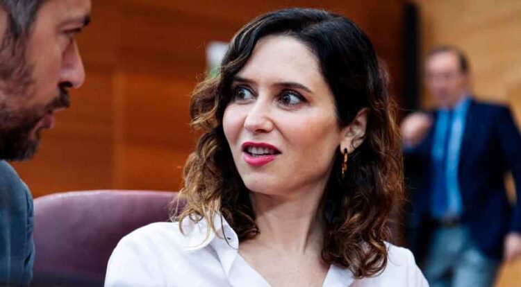 Responsable del Gobierno madrileño conversa durante un debate sobre la implantación del modelo EGB en los colegios