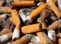 Colillas de cigarro en la arena como ejemplo del impacto del tabaco en playas de Alicante con multas de hasta 750 euros