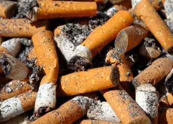 Colillas de cigarro en la arena como ejemplo del impacto del tabaco en playas de Alicante con multas de hasta 750 euros