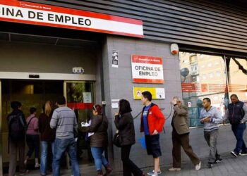Personas haciendo cola en la Oficina de Empleo de Madrid para tramitar la prestación; el SEPE estrena la tabla del paro 2025 por días cotizados.