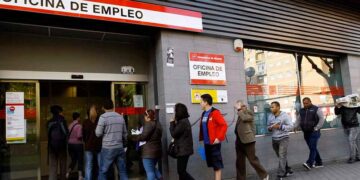 Personas haciendo cola en la Oficina de Empleo de Madrid para tramitar la prestación; el SEPE estrena la tabla del paro 2025 por días cotizados.