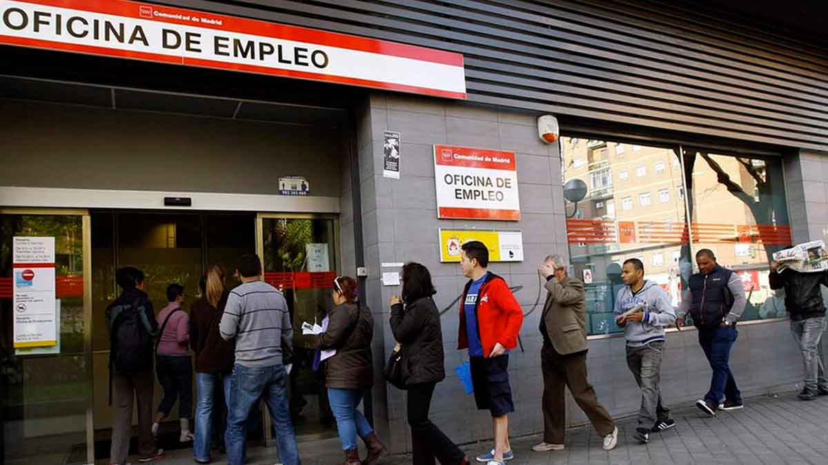 Personas haciendo cola en la Oficina de Empleo de Madrid para tramitar la prestación; el SEPE estrena la tabla del paro 2025 por días cotizados.