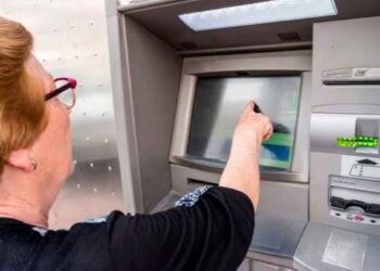 Jubilada sacando efectivo del cajero tras cobrar la paga extra de junio para pensionistas