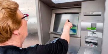 Jubilada sacando efectivo del cajero tras cobrar la paga extra de junio para pensionistas