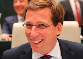 Responsable del Ayuntamiento de Madrid sonriente en pleno municipal, imagen ilustrativa sobre el plazo para pagar las tasas 2025