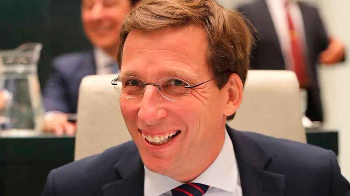 Responsable del Ayuntamiento de Madrid sonriente en pleno municipal, imagen ilustrativa sobre el plazo para pagar las tasas 2025