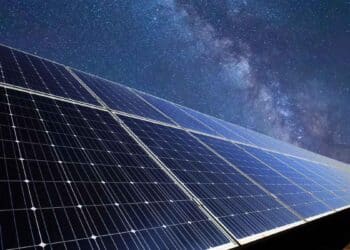 ¿Cómo funcionan los paneles solares nocturnos?