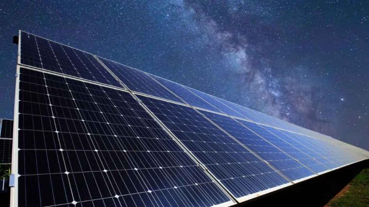 ¿Cómo funcionan los paneles solares nocturnos?