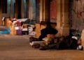 Pareja de jubilados duerme en la calle tras ser desalojada de su vivienda convertida en piso turístico
