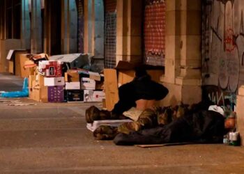 Pareja de jubilados duerme en la calle tras ser desalojada de su vivienda convertida en piso turístico