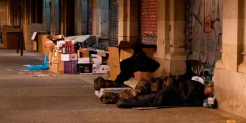 Pareja de jubilados duerme en la calle tras ser desalojada de su vivienda convertida en piso turístico