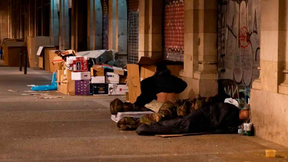 Pareja de jubilados duerme en la calle tras ser desalojada de su vivienda convertida en piso turístico