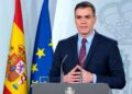 Presidente del Gobierno español anunciando el Plan VEO con banderas de España y la Unión Europea al fondo, frente a un atril oficial