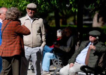 Grupo de jubilados vascos conversando en un parque, ilustrando la brecha territorial de pensiones que alcanza los 2.117 € mensuales