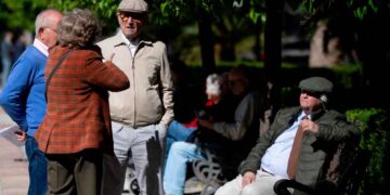 Grupo de jubilados vascos conversando en un parque, ilustrando la brecha territorial de pensiones que alcanza los 2.117 € mensuales