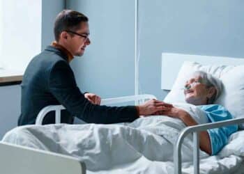 Hombre acompaña a su madre hospitalizada: permiso laboral por hospitalización de familiar sin acreditar convivencia
