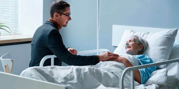 Hombre acompaña a su madre hospitalizada: permiso laboral por hospitalización de familiar sin acreditar convivencia