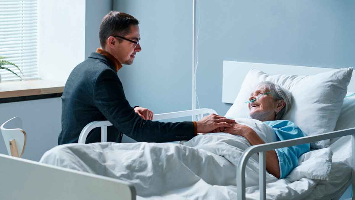 Hombre acompaña a su madre hospitalizada: permiso laboral por hospitalización de familiar sin acreditar convivencia
