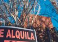 Cartel de “Se alquila” en vivienda; caseros deben bajar la renta un 5 % para deducir el 90 % en el IRPF