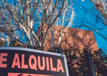 Cartel de “Se alquila” en vivienda; caseros deben bajar la renta un 5 % para deducir el 90 % en el IRPF