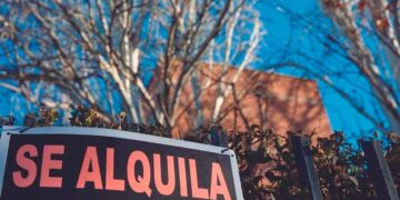 Cartel de “Se alquila” en vivienda; caseros deben bajar la renta un 5 % para deducir el 90 % en el IRPF