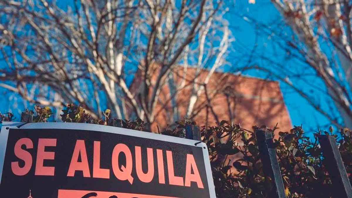 Cartel de “Se alquila” en vivienda; caseros deben bajar la renta un 5 % para deducir el 90 % en el IRPF
