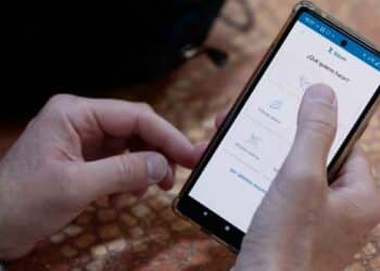 Smartphone con la app Bizum, ilustrando pagos que podrían declararse en la Renta 2024/25 para evitar sanciones de Hacienda