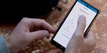 Smartphone con la app Bizum, ilustrando pagos que podrían declararse en la Renta 2024/25 para evitar sanciones de Hacienda