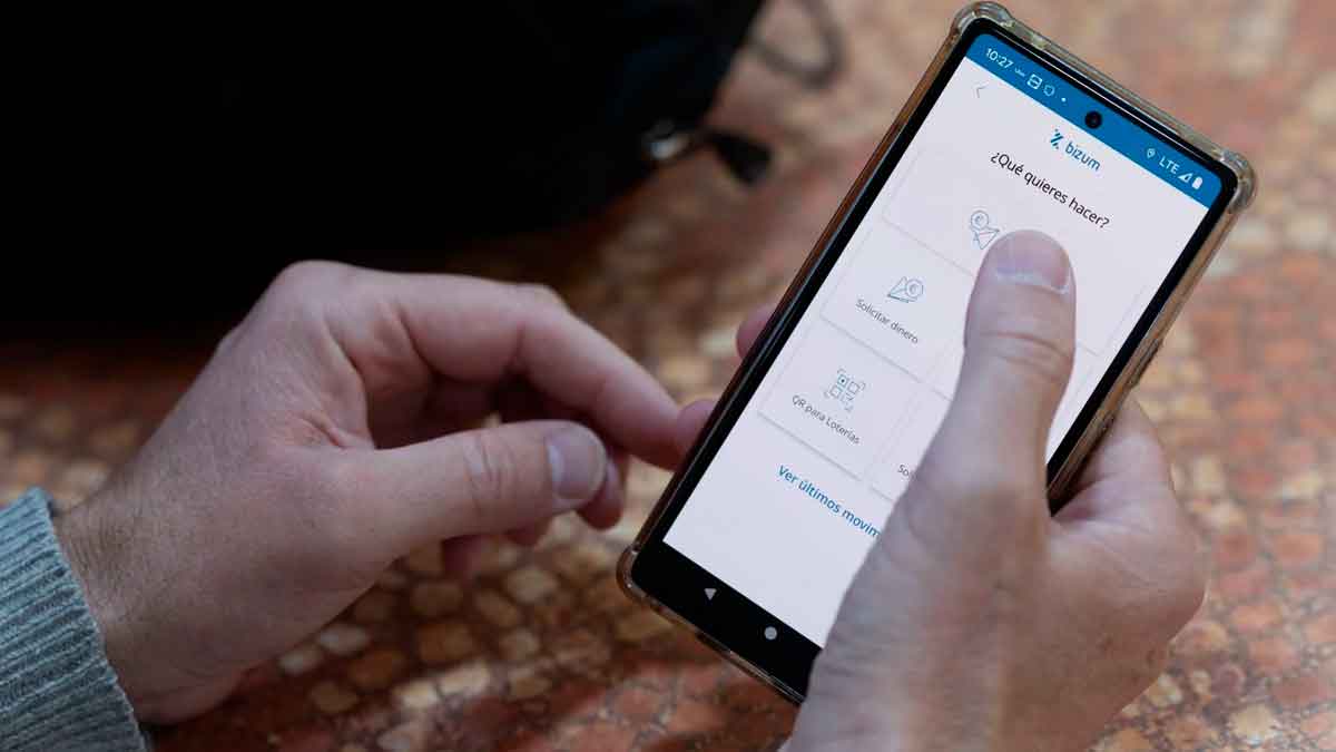 Smartphone con la app Bizum, ilustrando pagos que podrían declararse en la Renta 2024/25 para evitar sanciones de Hacienda