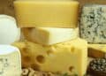 Retirada de queso del mercado.