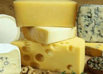 Retirada de queso del mercado.