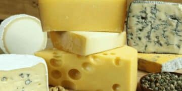 Retirada de queso del mercado.