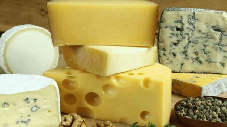 Retirada de queso del mercado.