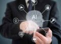 Ejecutivo consultando smartphone con ilustración de Inteligencia Artificial y iconos tecnológicos