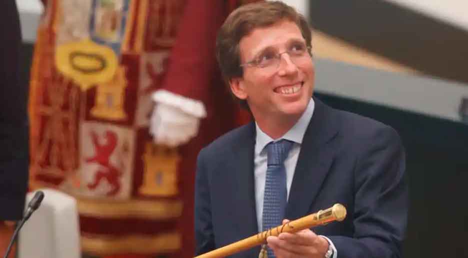 Político español sonriente con traje sosteniendo bastón de mando en acto oficial, ilustración sobre los salarios públicos de alcaldes y otros cargos políticos en España