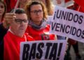 Funcionarios de la Seguridad Social protestan con pancartas de “¡Unidos o vencidos!”, y “¡Basta!”, para exigir más personal