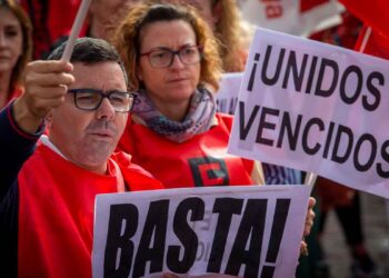 Funcionarios de la Seguridad Social protestan con pancartas de “¡Unidos o vencidos!”, y “¡Basta!”, para exigir más personal