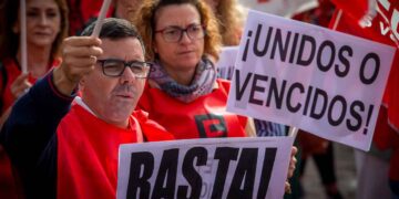Funcionarios de la Seguridad Social protestan con pancartas de “¡Unidos o vencidos!”, y “¡Basta!”, para exigir más personal