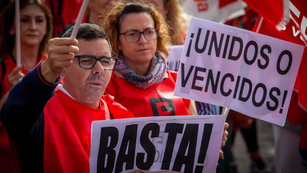 Funcionarios de la Seguridad Social protestan con pancartas de “¡Unidos o vencidos!”, y “¡Basta!”, para exigir más personal