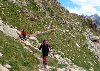 Excursionistas ascendiendo la montaña de Podkrkonoší donde descubrieron 600 monedas de oro valoradas en 300 000 euros