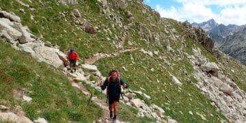 Excursionistas ascendiendo la montaña de Podkrkonoší donde descubrieron 600 monedas de oro valoradas en 300 000 euros