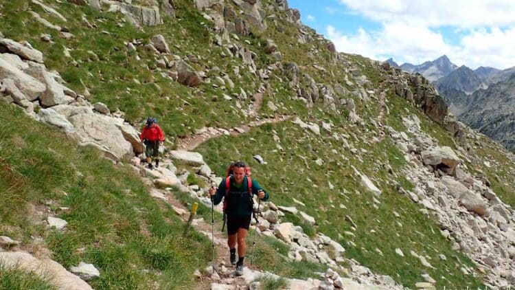 Excursionistas ascendiendo la montaña de Podkrkonoší donde descubrieron 600 monedas de oro valoradas en 300 000 euros